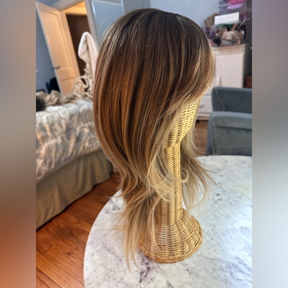 Unknown Amazon Wig Soft Layered Synthetic Fibers with Trimmed Bangs - Picture 8 of 15